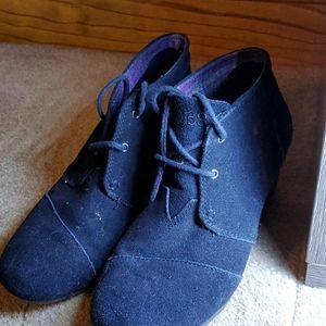 Bob's low heeled shoes.